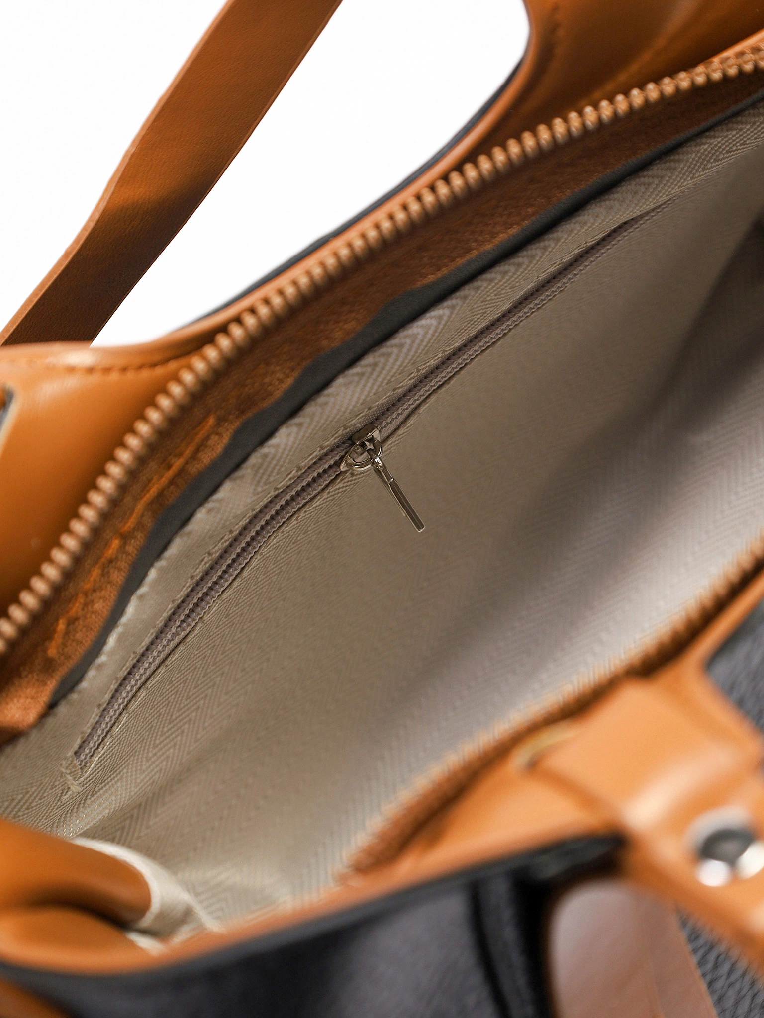 Сумка-тоут маленькая с декоративными ремешками в ассортименте